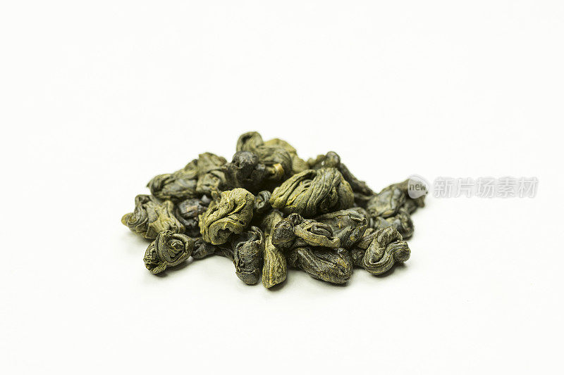 白色背景上的一堆卷好的绿茶叶子