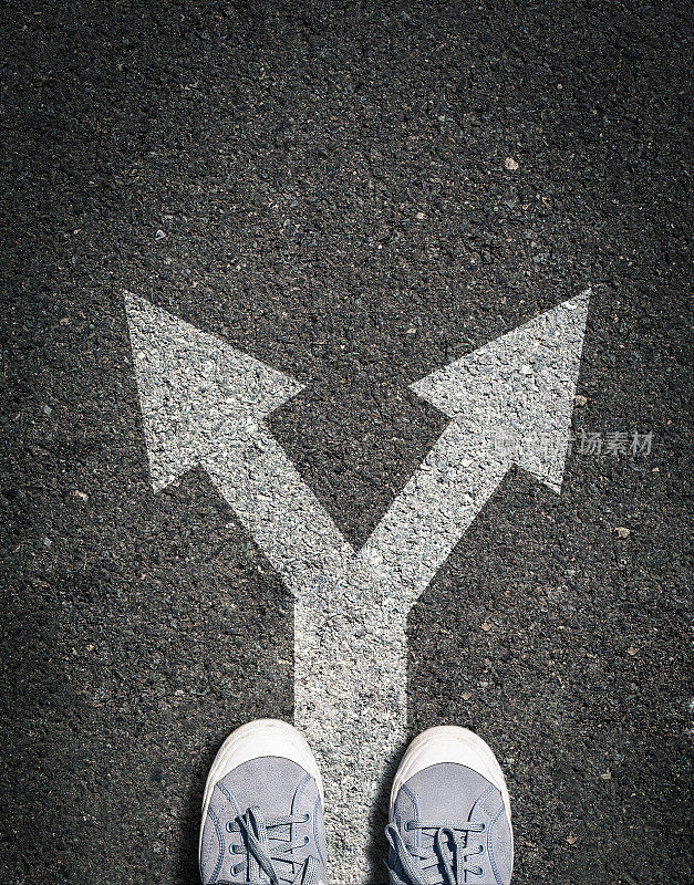 鞋在柏油路上有两个方向标志，概念是做选择和做决定