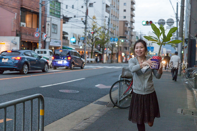 女人带着植物