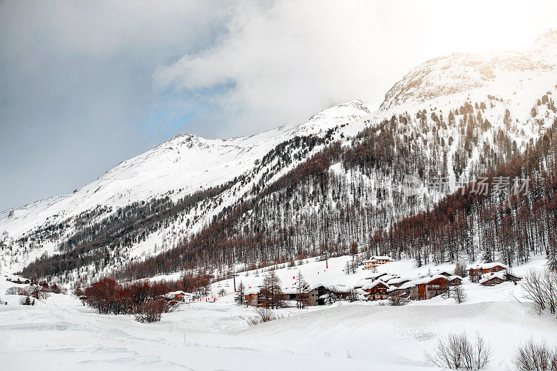 萨伏伊阿尔卑斯山脉位于塔伦泰兹风景秀丽的小滑雪村勒福奈