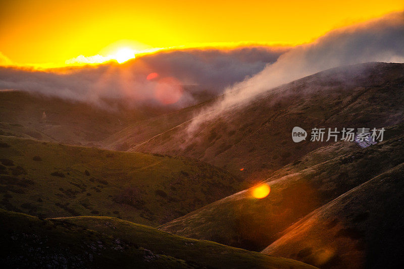 蝎子峡谷的雾卷在日落，圣克鲁斯岛，加利福尼亚州