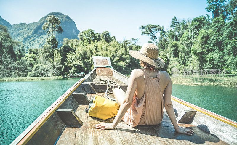 年轻的女人旅行者在长尾船旅行在岛跳在周澜湖-旅游和旅游概念与冒险女孩旅游漫游者在泰国远足-复古绿松石滤镜