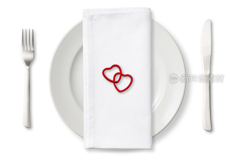 孤立拍摄的白色盘子在红色的心形环与餐具在白色背景