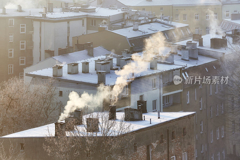 波兰Szczecin城市住宅区冒烟的烟囱。