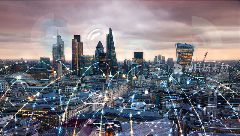 日落时分的伦敦城。插图与沟通和业务图标，网络连接的概念。