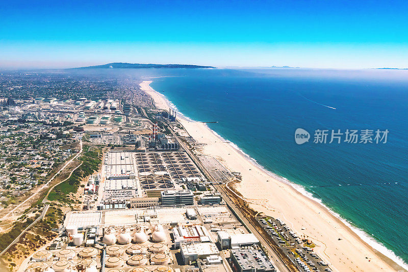 洛杉矶海滩上的炼油厂鸟瞰图