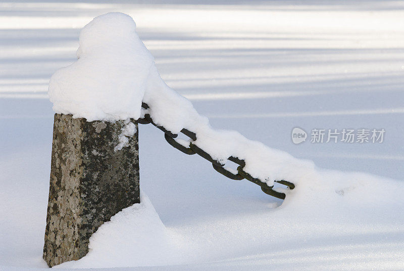 墓地的护柱和链条