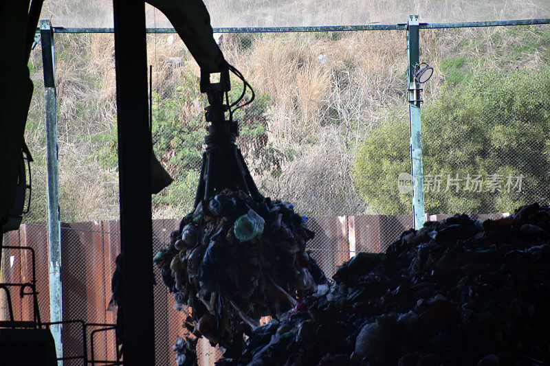 起重机吊起废物进行回收利用