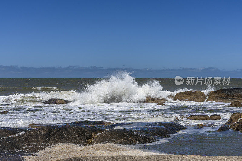 海浪拍打着岩石的海滩