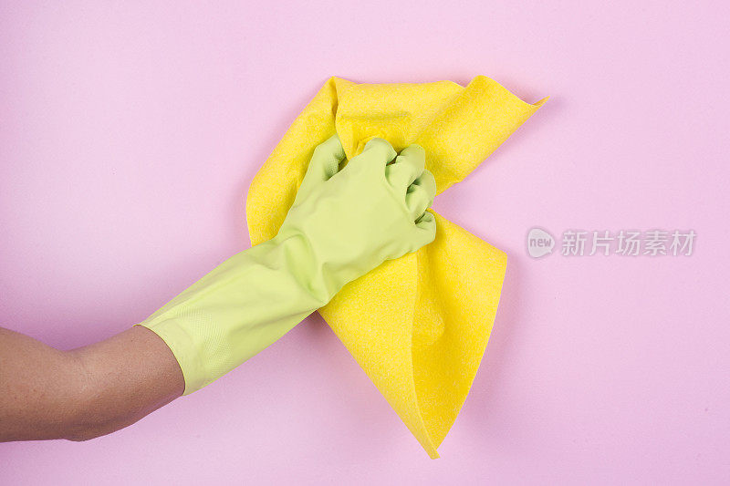 将绿色防护手套用抹布擦拭