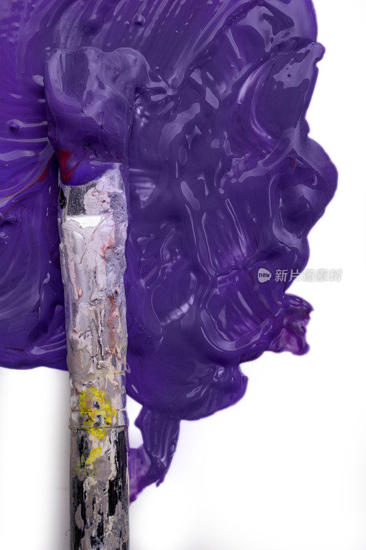 极端近距离混合丙烯酸颜料，以配合潘通紫外光紫色与旧刷子