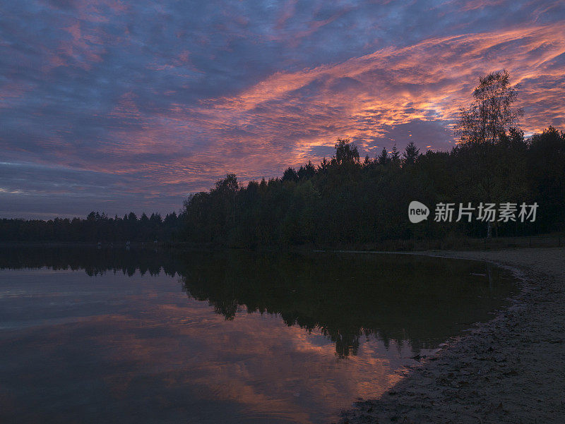 平静的湖面上五颜六色的日落