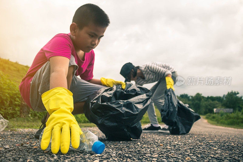 一群孩子志愿者帮助垃圾收集慈善环境。