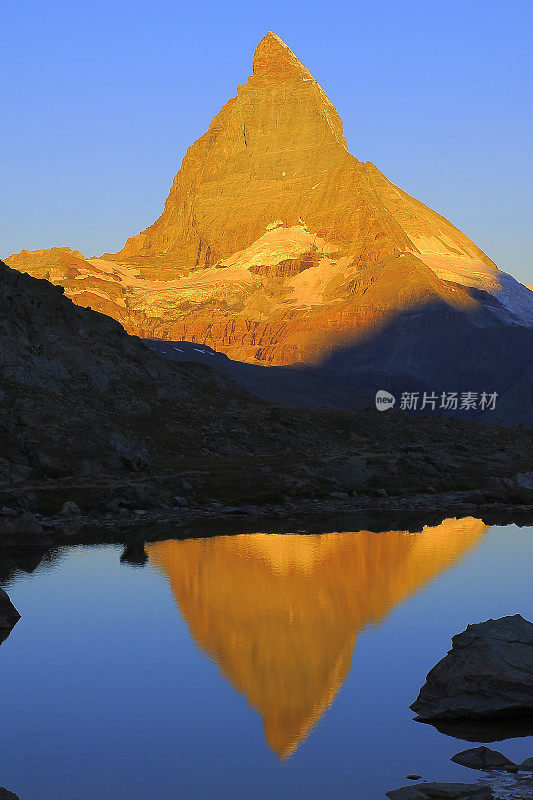 童话般的景观-马特洪湖倒影和金色的黎明日出:田园诗般的高山山谷和梦幻般的戏剧性瑞士雪山国家象征，田园诗般的乡村，瓦莱州，瑞士阿尔卑斯山，瑞士
