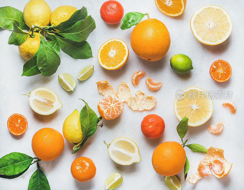 多种新鲜柑橘类水果，可制作健康的冰沙