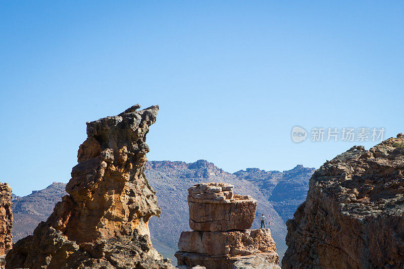 人站在岩石上欣赏风景