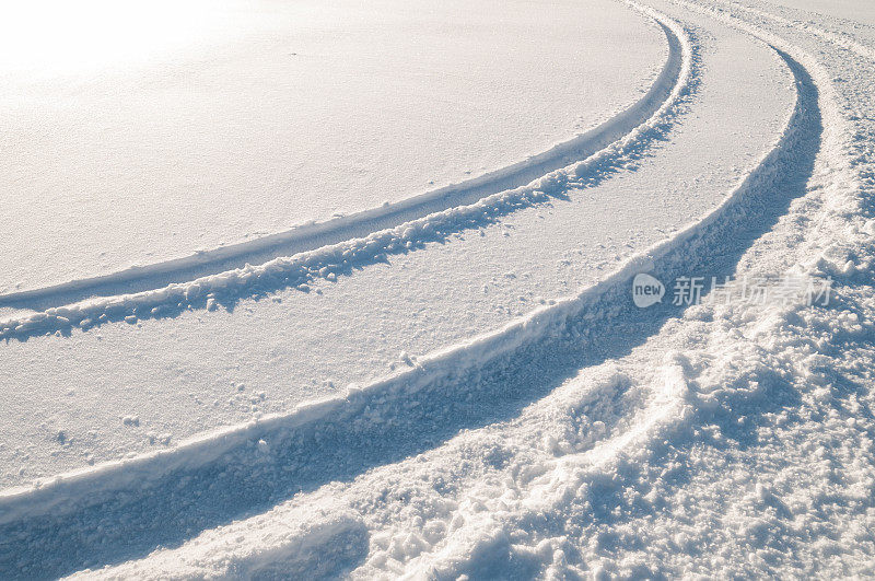 雪地上的轮胎印