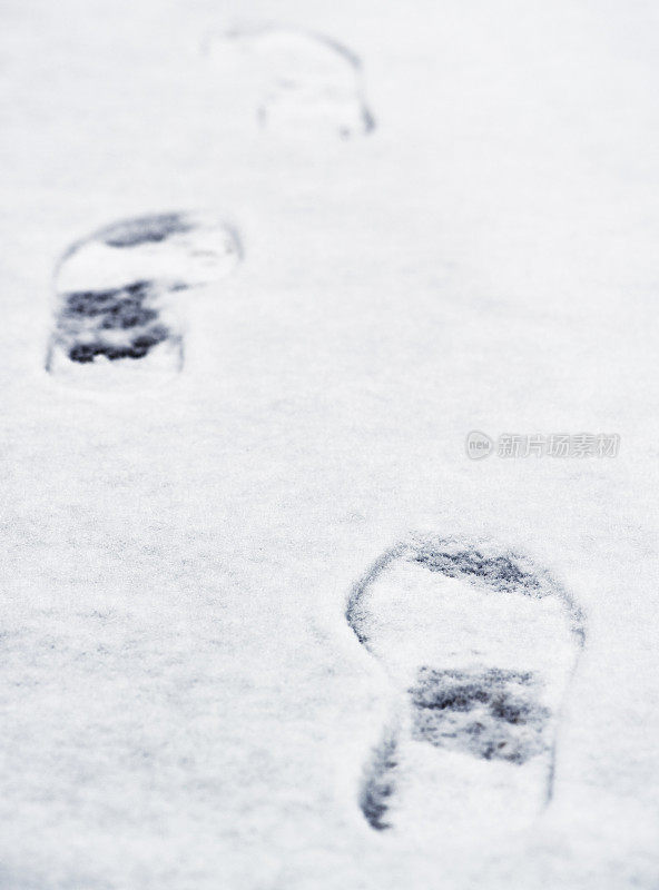 在雪地上的足迹