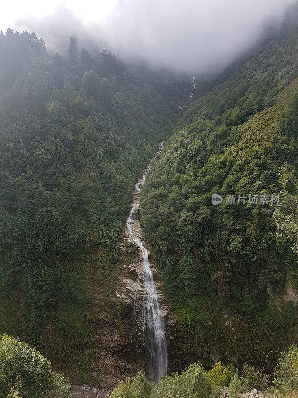 瀑布在山