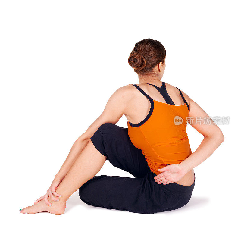 女人练习扭动姿势瑜伽练习