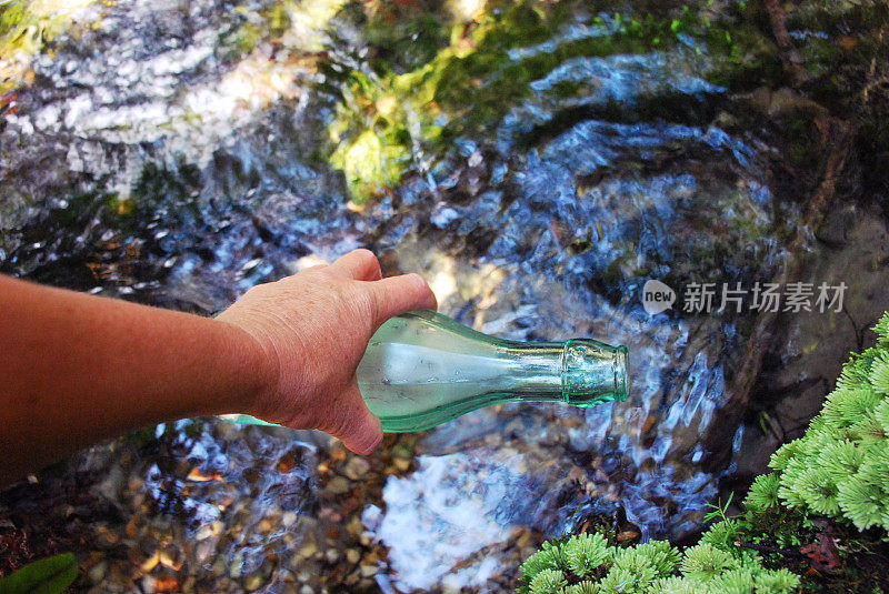 淡水水概念;用河水灌满玻璃瓶