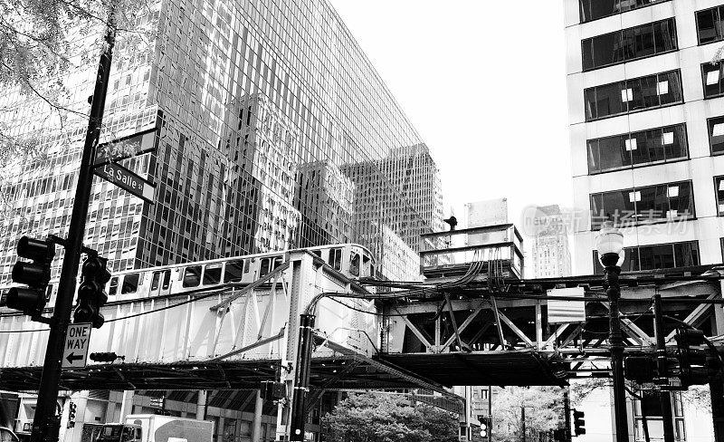 芝加哥环线，高架火车。黑色和白色。