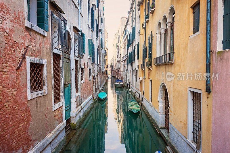 意大利威尼斯有船的狭窄运河