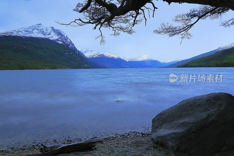 模糊的海湾水长暴露乌斯怀亚安第斯景观-火地岛