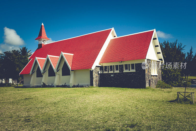 非洲毛里求斯岛上的红屋顶教堂