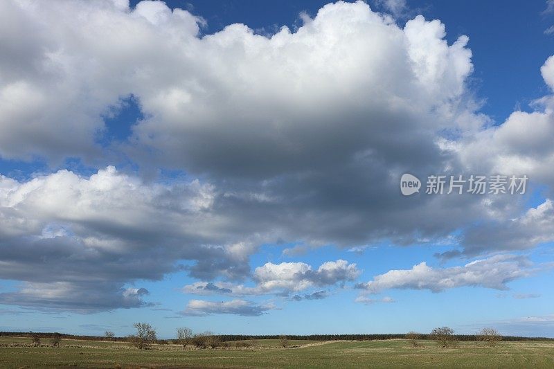 蓝色天空中蓬松的白云