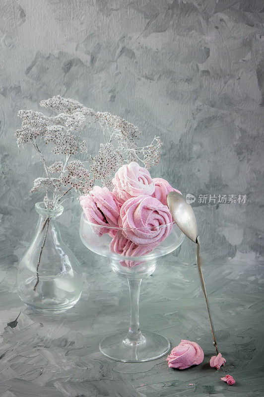 精美的棉花糖手工制作的玻璃花瓶静物画。近距离
