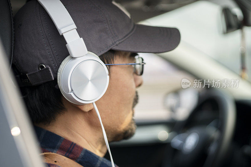 乘客戴着耳机在车内听音乐