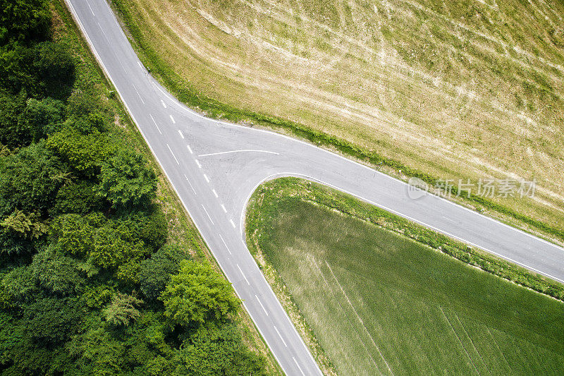 穿过乡村的道路