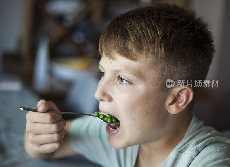 吃青豆的男孩