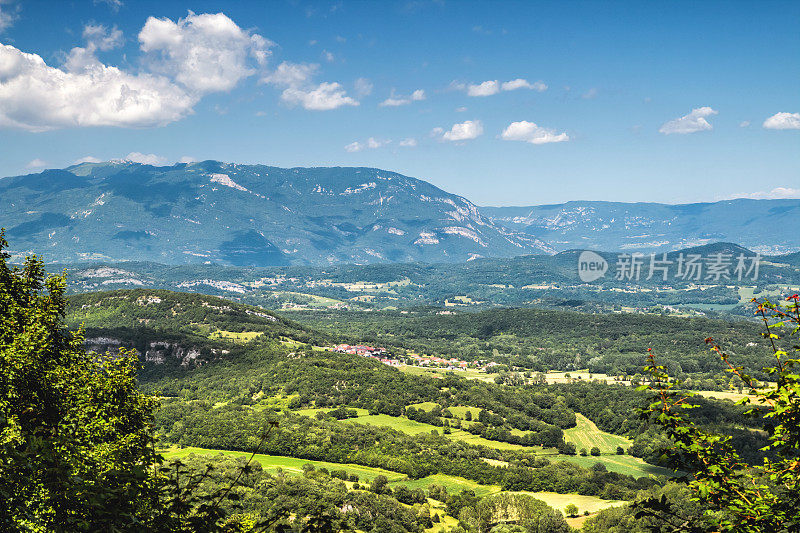 法国风景风景南部布吉山脉在阿尔卑斯Ain部与大哥伦比亚山在夏天的高峰