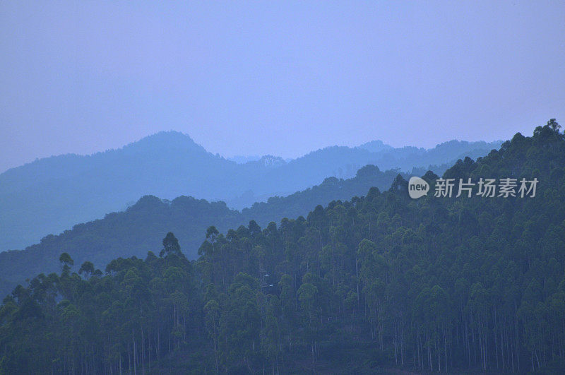 夕阳中的龙泉山