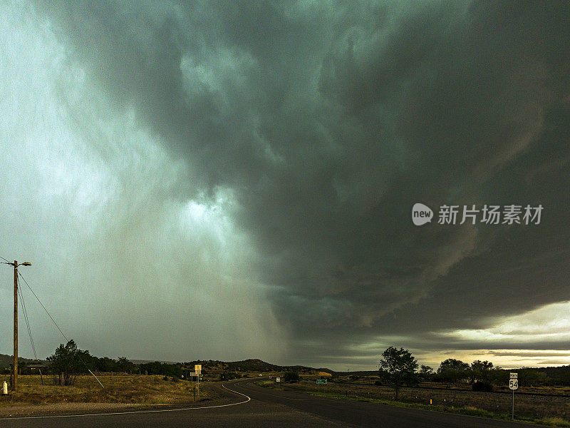 新墨西哥州高速公路交叉口遭遇暴雨和冰雹