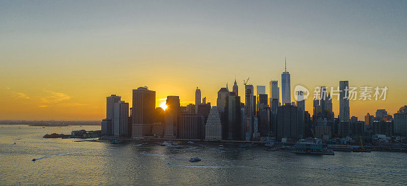 日落时分从布鲁克林高地俯瞰东河，俯瞰曼哈顿市中心的空中全景。