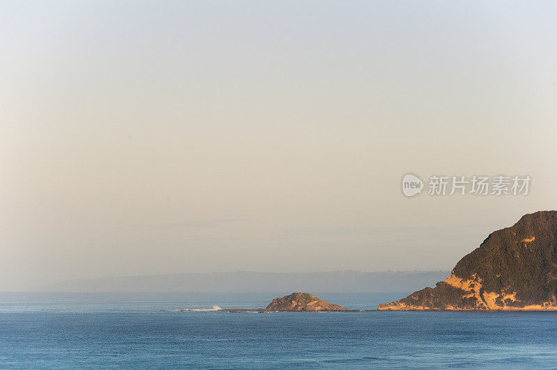 花园路线，海岸线，海洋和悬崖在黎明放大