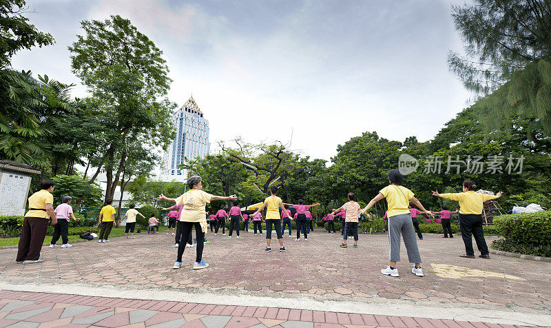 人们在泰国曼谷的朗菲尼公园练习太极
