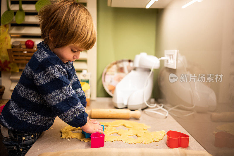 小男孩在厨房准备自制的饼干。