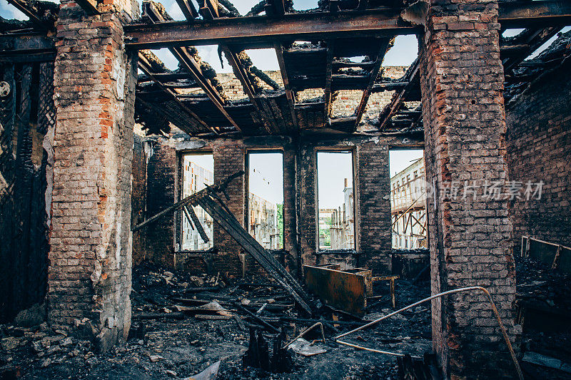 烧毁的房间内部，墙壁，家具和地板上的灰烬和煤炭，烧毁后的建筑