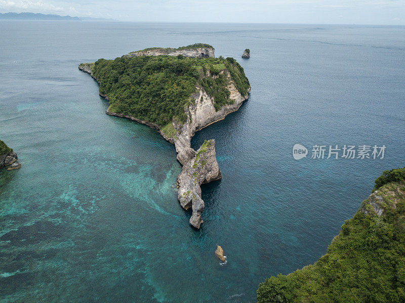 无人机鸟瞰巴厘岛努沙佩尼达美丽的石灰岩悬崖和海景