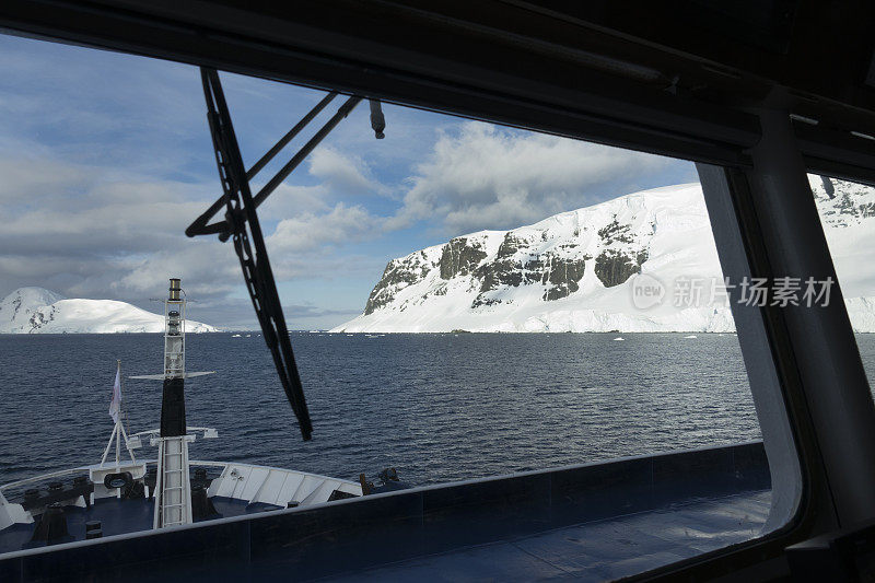 船桥视图威恩克岛阿斯特鲁普角山脉纽迈耶海峡南极洲