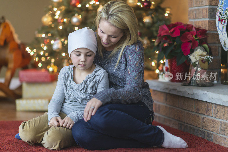 妈妈和女儿在圣诞树下