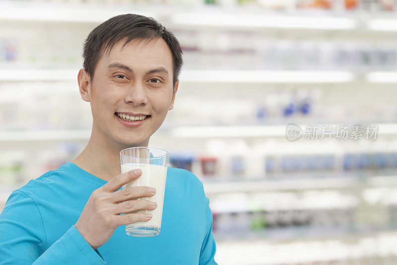 中国男人喝牛奶