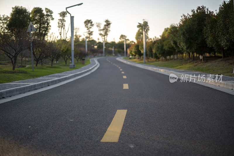 蜿蜒穿过草坪和林地