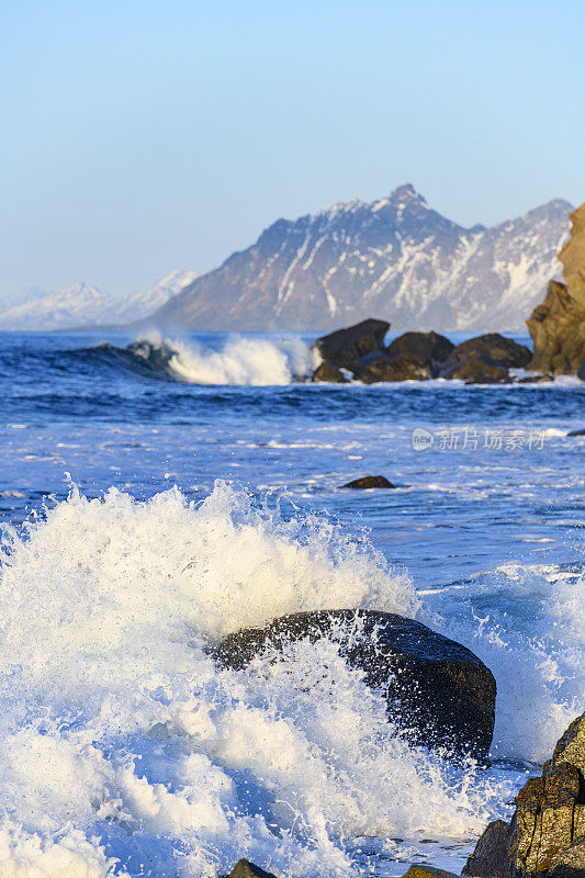 罗浮敦群岛的海浪拍打着Austvagoy海岸