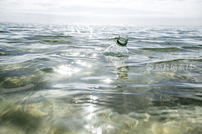 用过的塑料水瓶漂浮在海面上。