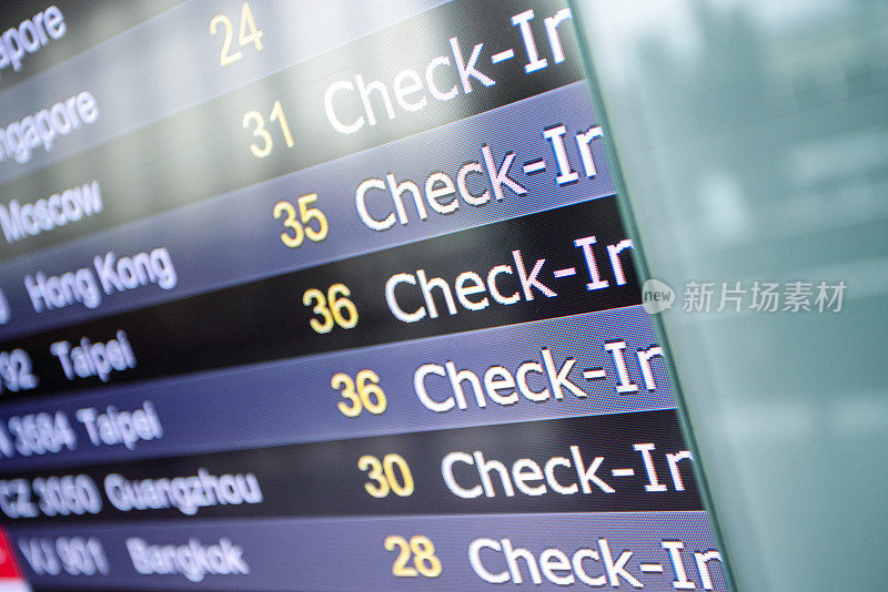 航班号和离港状态在机场的数字显示器上显示